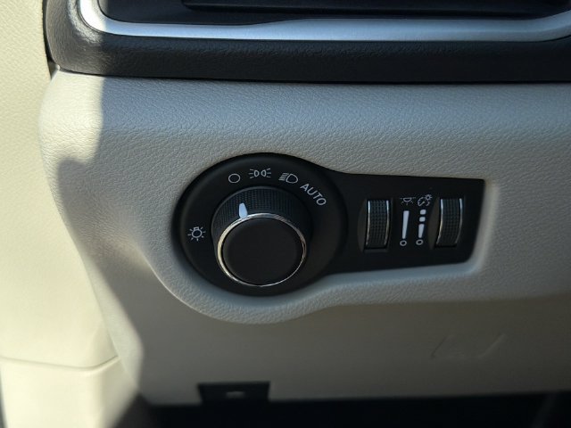 Used 2021 Chrysler Voyager LX FWD image 29