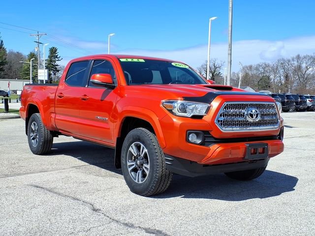 Used 2017 Toyota Tacoma SR5 AWD/4WD image 2