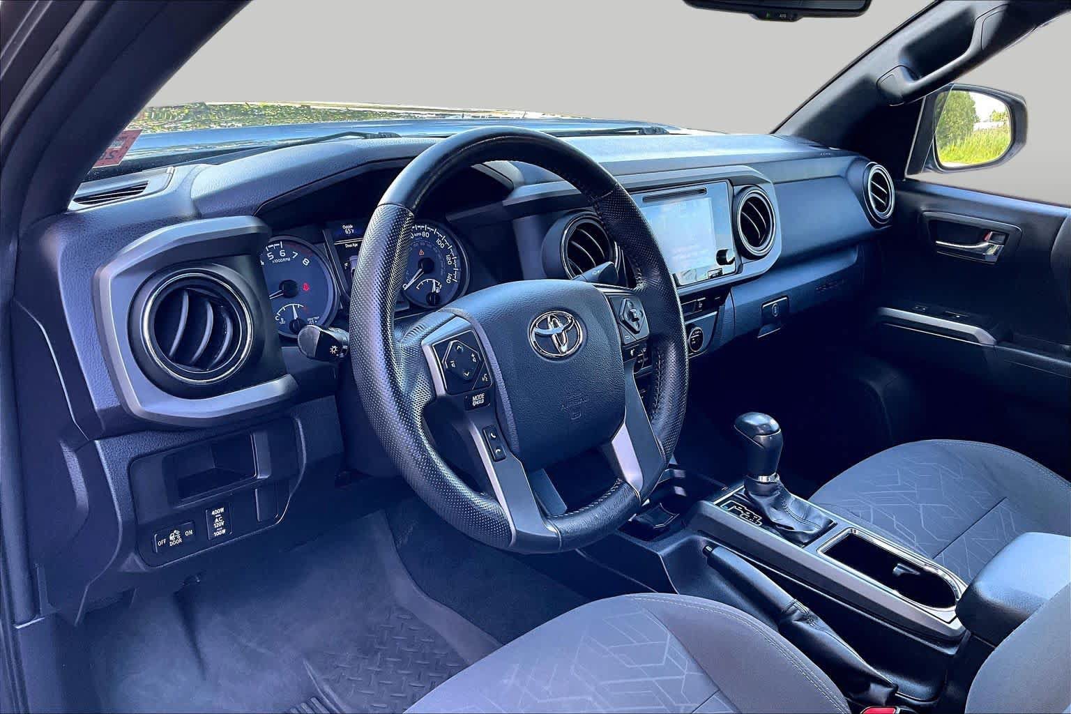 Used 2016 Toyota Tacoma TRD Off-Road w/ Premium & Technology Package AWD/4WD image 18