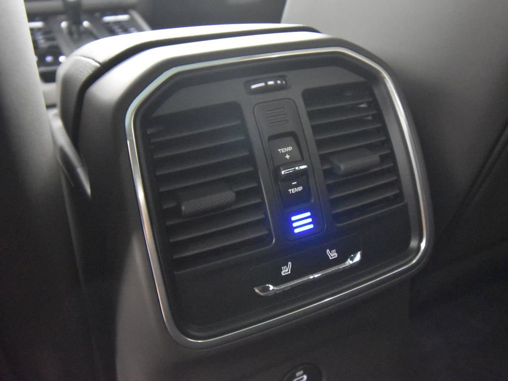Used 2025 Porsche Macan AWD/4WD image 40