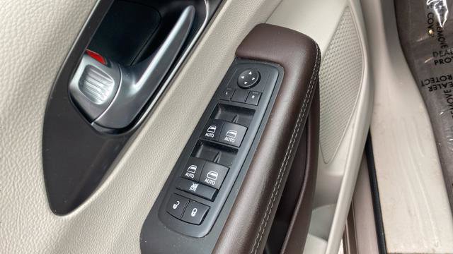 Used 2017 Chrysler Pacifica Touring-L Plus w/ Advanced Safetytec Group FWD image 22