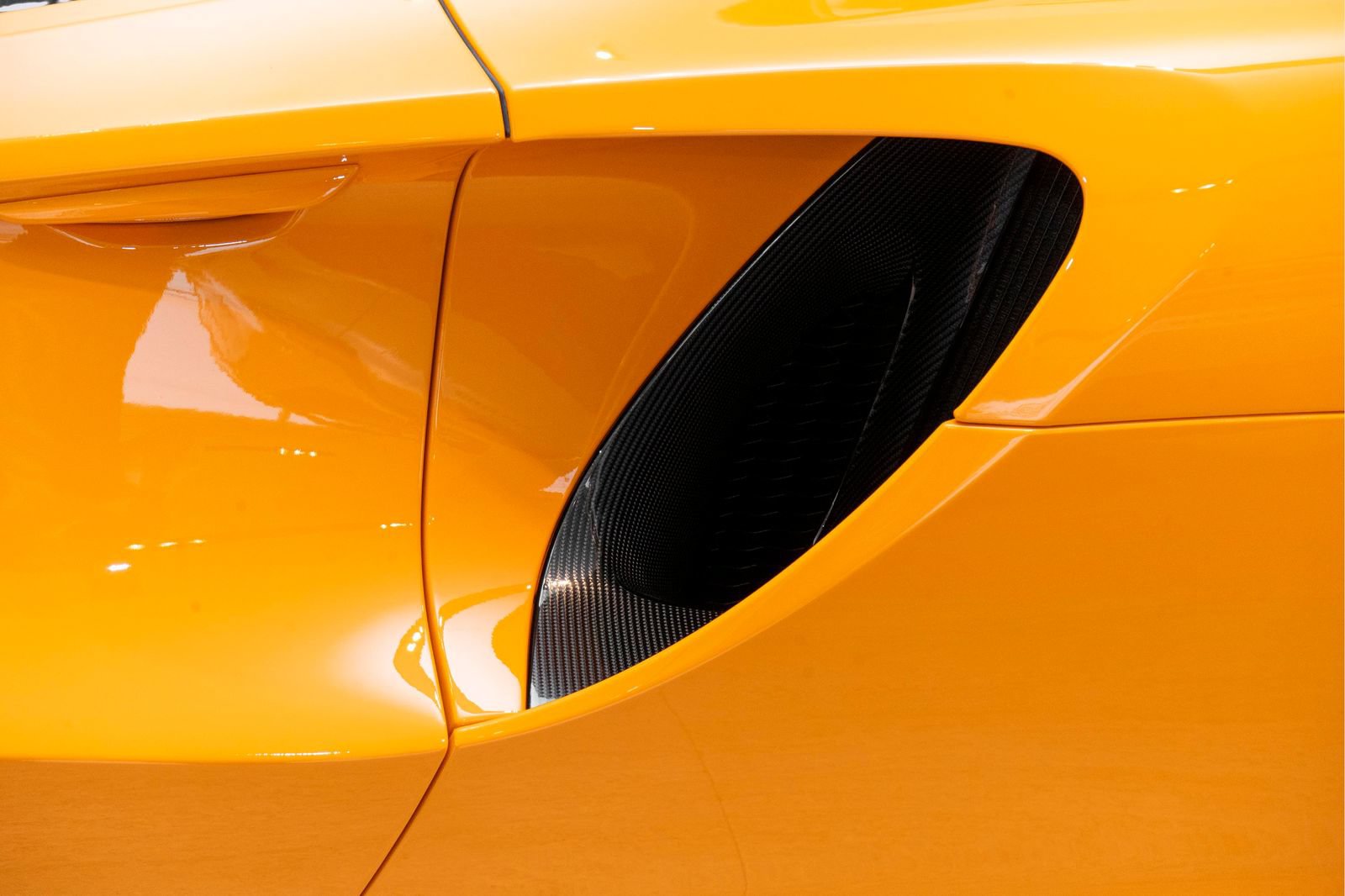 Used 2026 McLaren Artura Spider RWD image 47