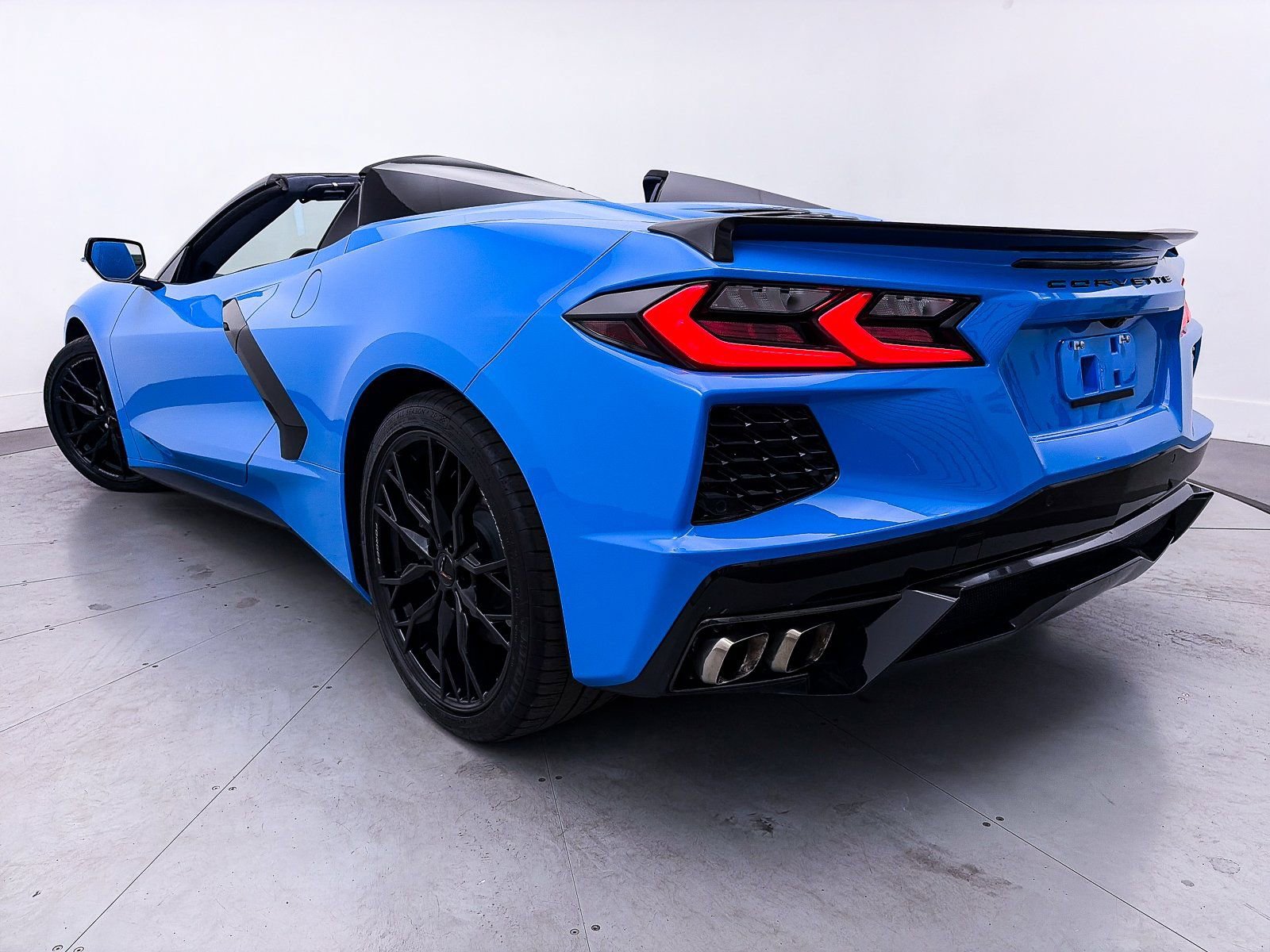 Used 2024 Chevrolet Corvette Stingray Premium Conv w/ Battery Protection Package image 2