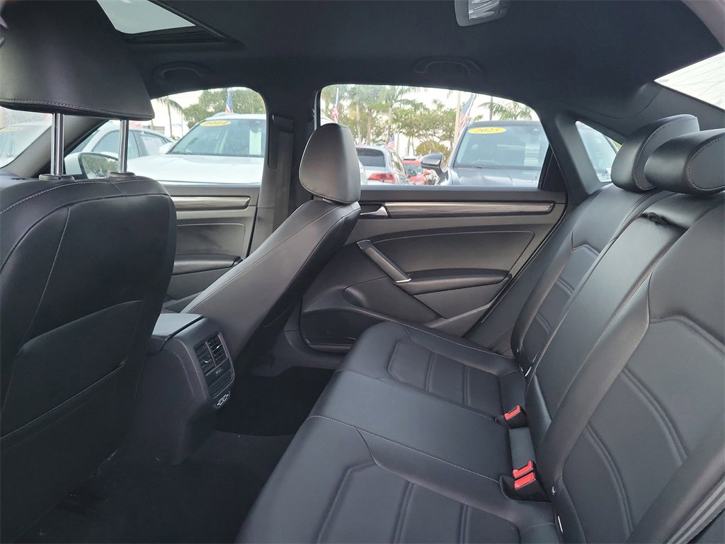 Certified 2022 Volkswagen Passat 2.0T R-Line image 7