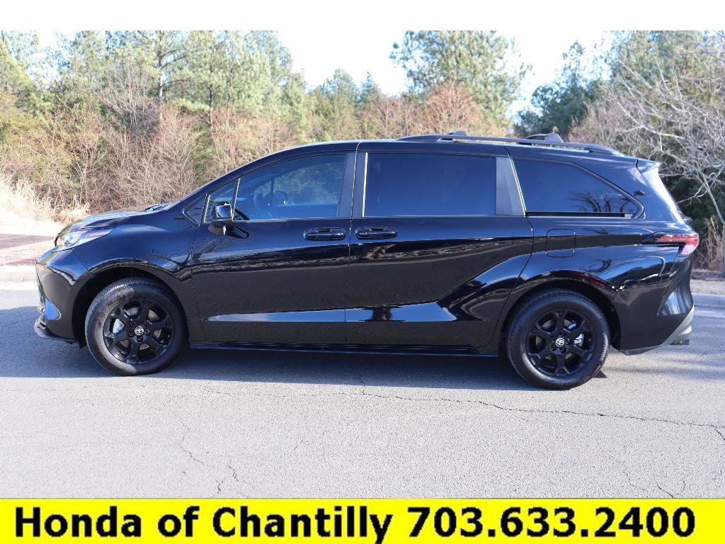 Used 2025 Toyota Sienna XLE Woodland Edition image 4