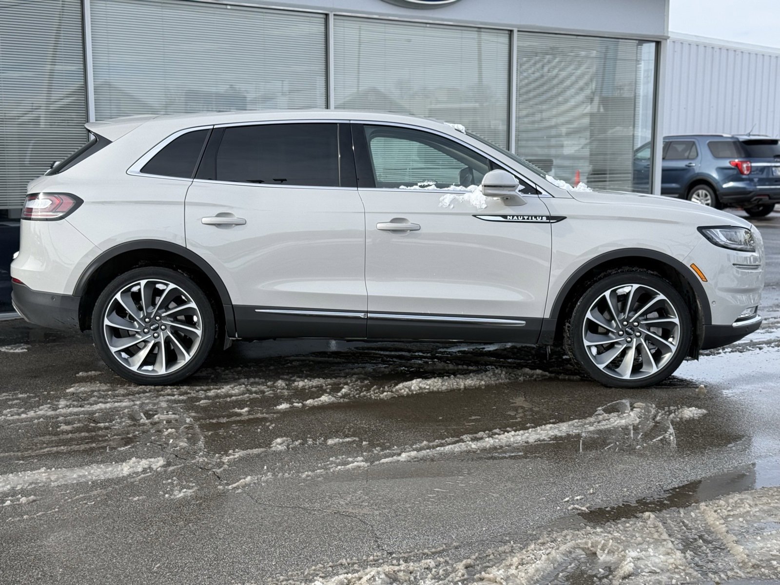 Used 2023 Lincoln Nautilus Reserve w/ Equipment Group 202A image 6