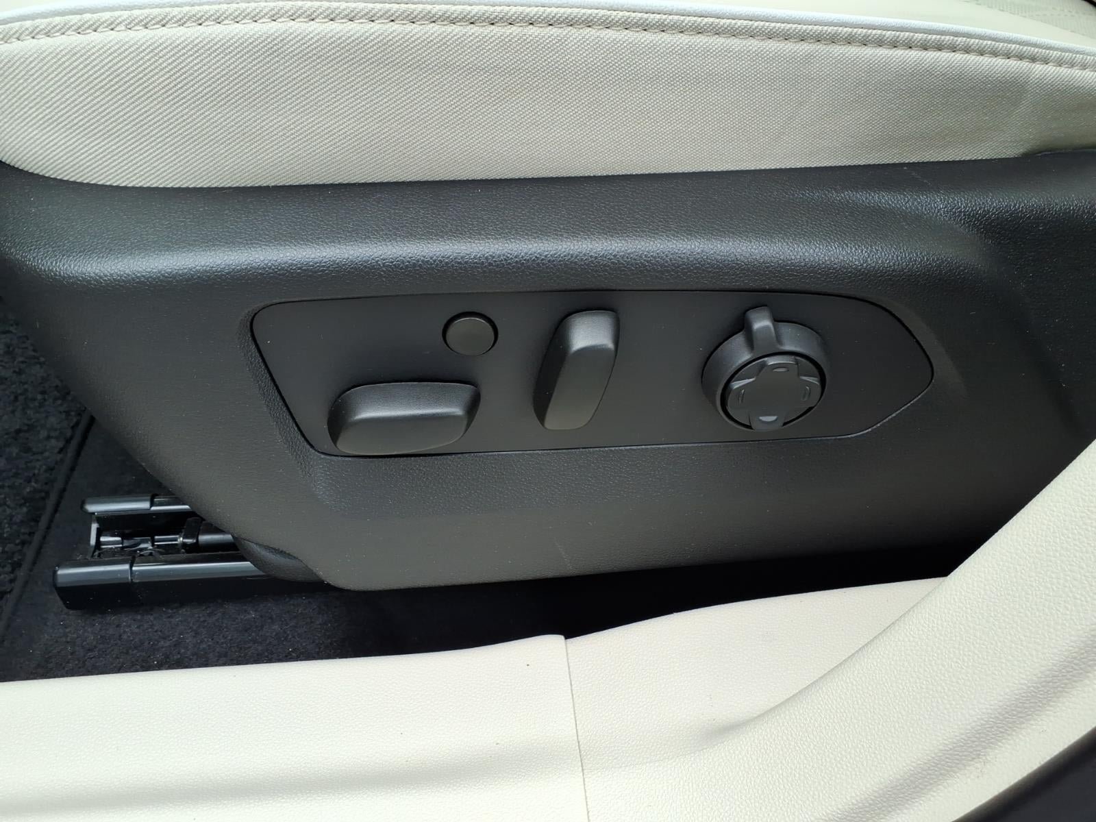 Certified 2022 Buick Envision Avenir w/ Technology Package II AWD/4WD image 19