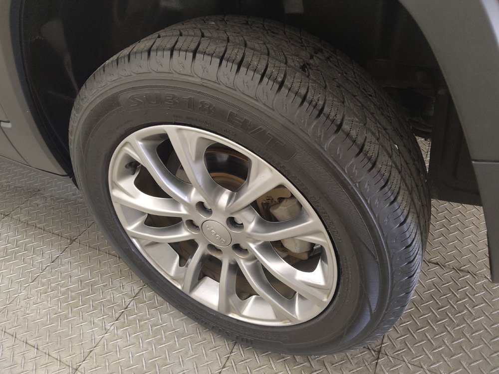 Used 2019 Jeep Cherokee Latitude Plus FWD image 31