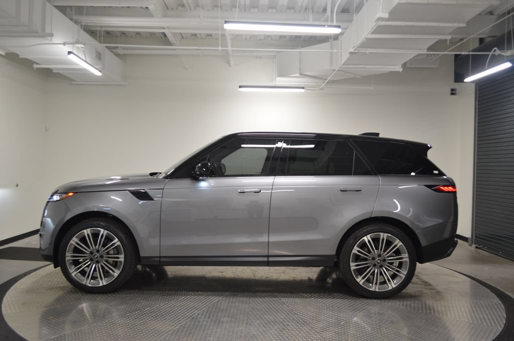 Used 2025 Land Rover Range Rover Sport SE AWD/4WD image 2