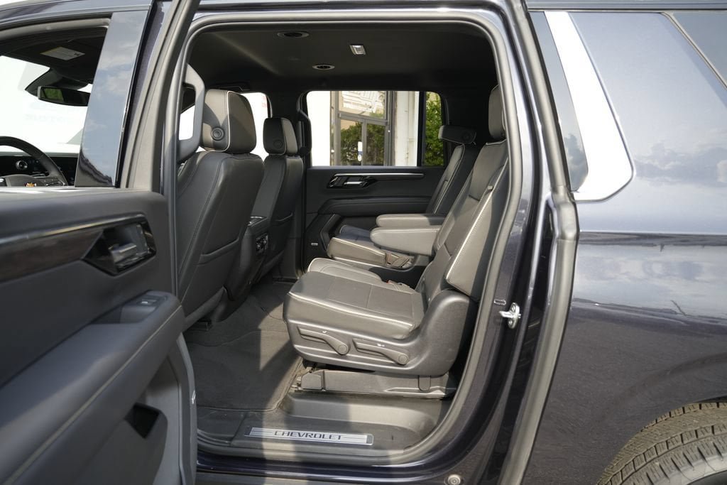 Used 2025 Chevrolet Suburban Premier AWD/4WD image 26