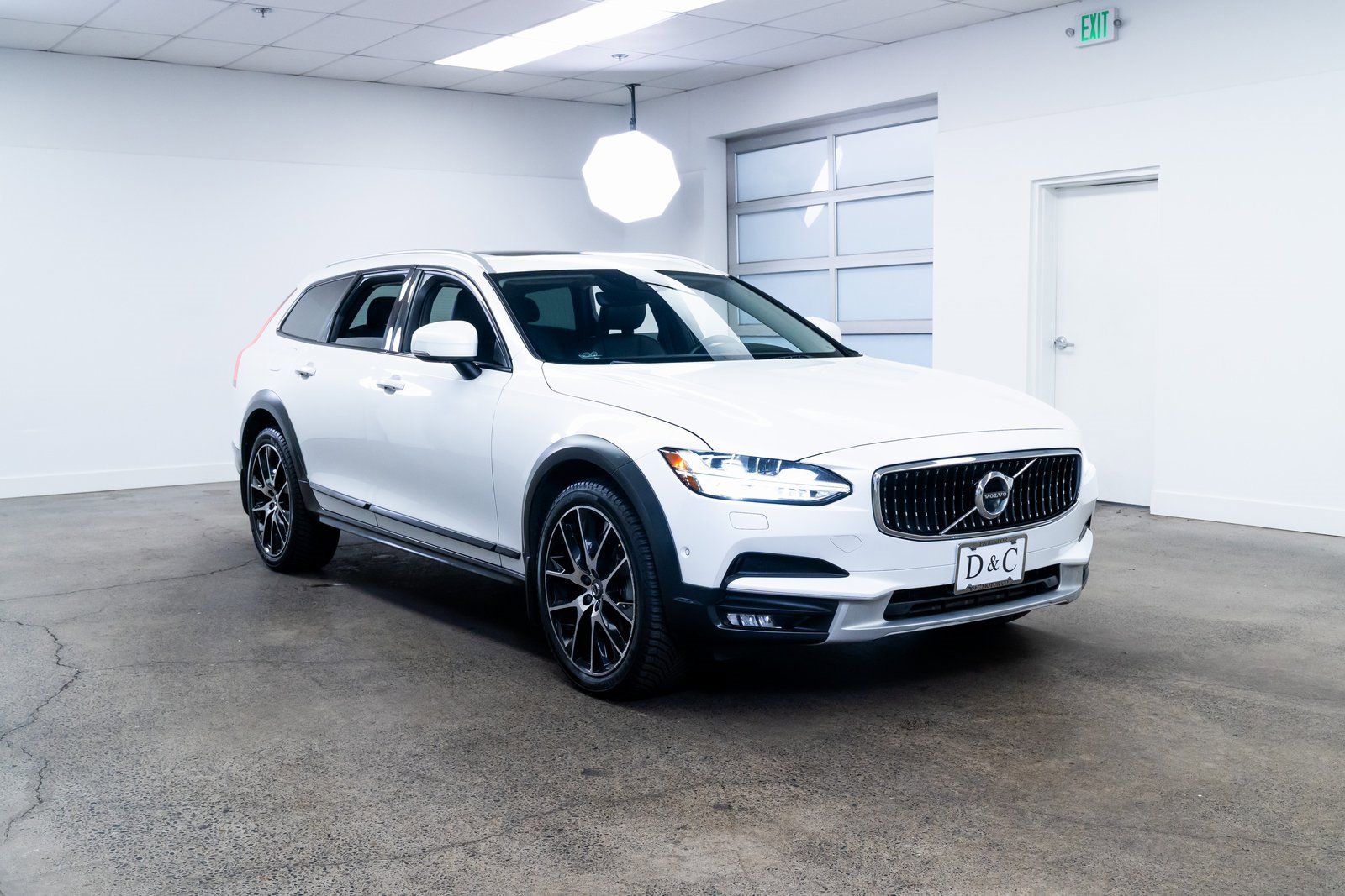 Used 2017 Volvo V90 T6 Cross Country image 26