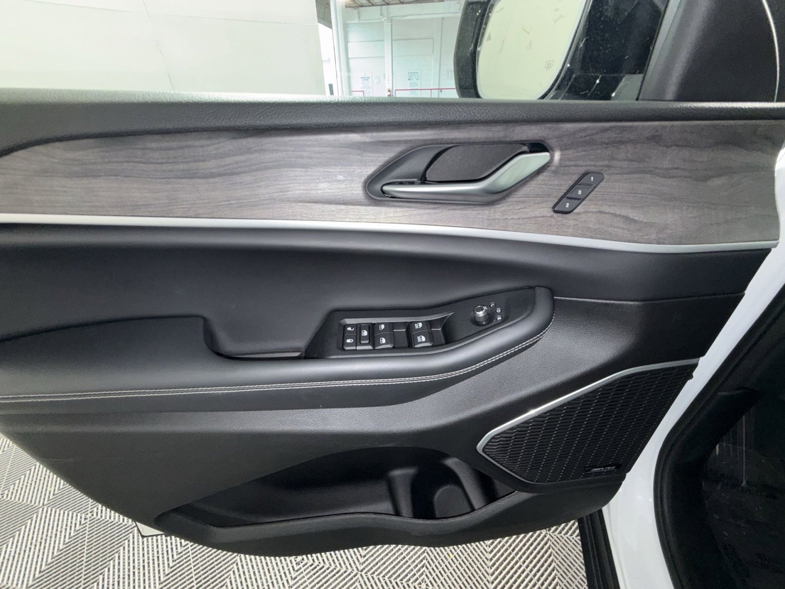 Used 2023 Jeep Grand Cherokee L Limited w/ Luxury Tech Group II AWD/4WD image 15