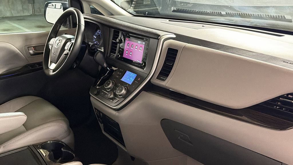 Used 2020 Toyota Sienna XLE image 11