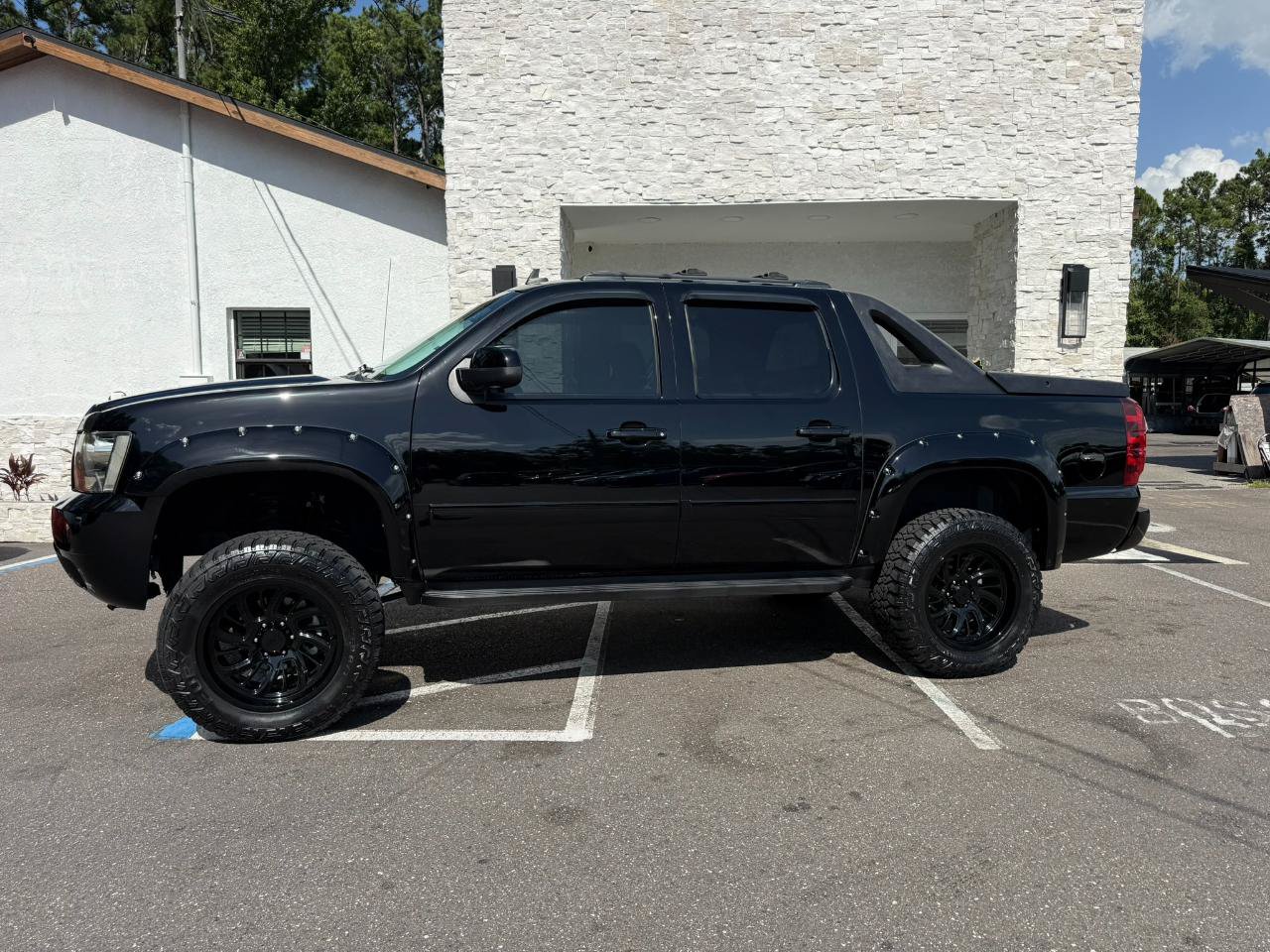 Used 2011 Chevrolet Avalanche LTZ AWD/4WD image 2
