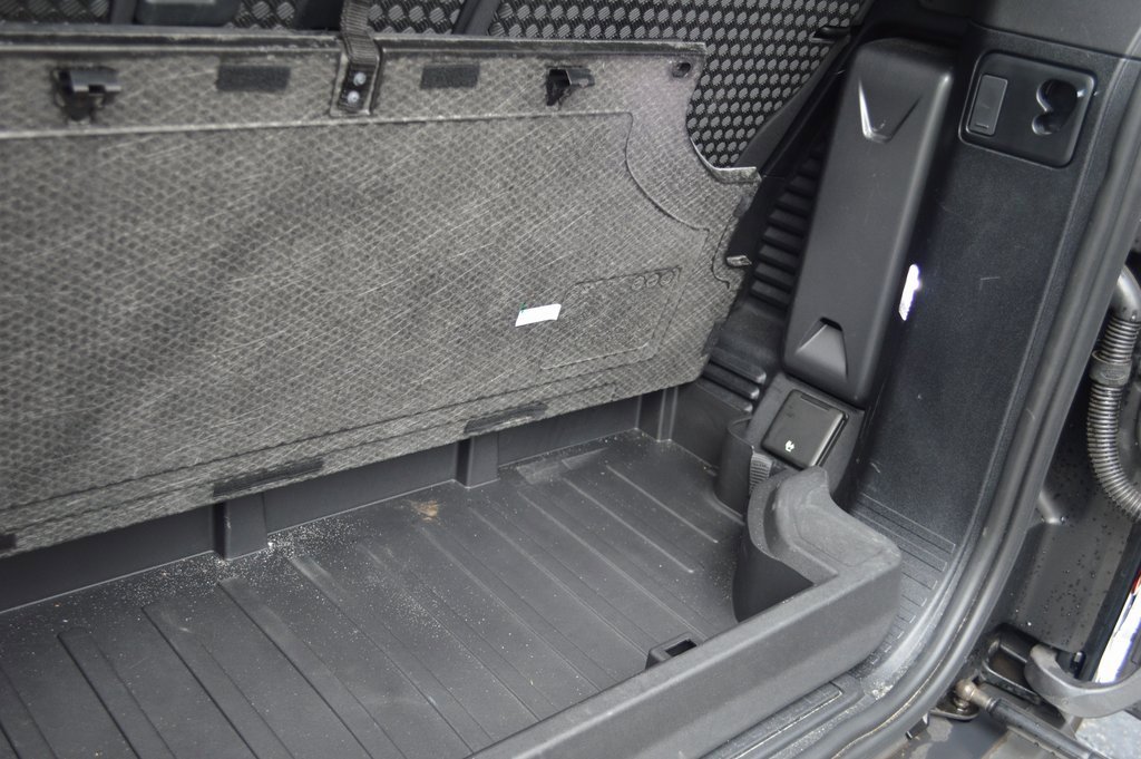 Used 2024 Land Rover Defender 90 X-Dynamic SE image 40