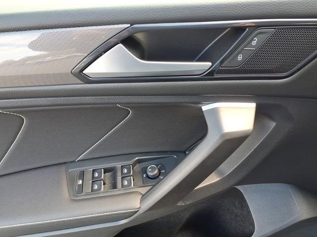 Used 2023 Volkswagen Tiguan SE w/ Panoramic Sunroof Package image 26