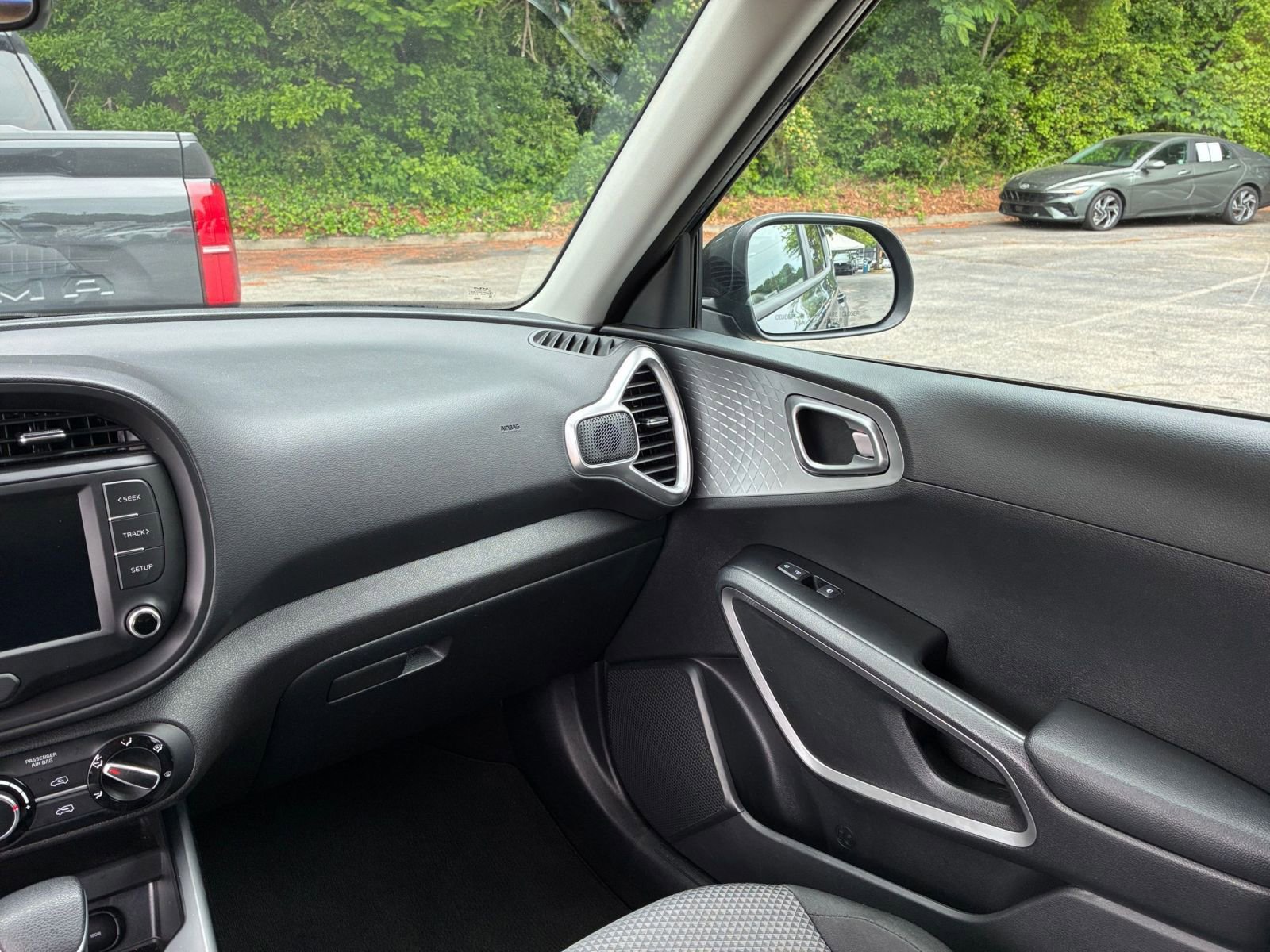Used 2025 Kia Soul LX w/ LX Technology Package FWD image 35