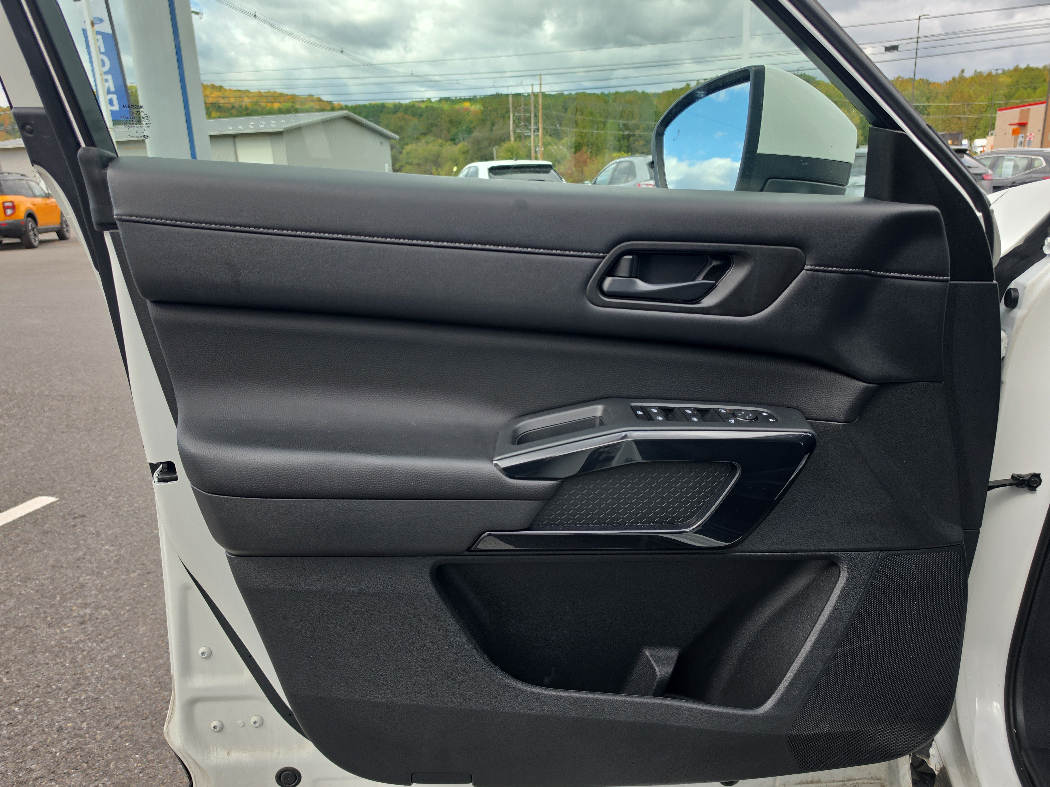 Used 2024 Nissan Pathfinder SV AWD/4WD image 18