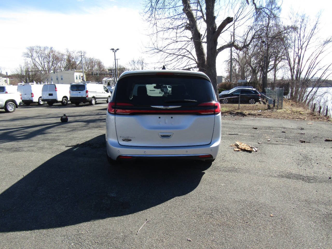 Used 2024 Chrysler Pacifica Touring-L image 7