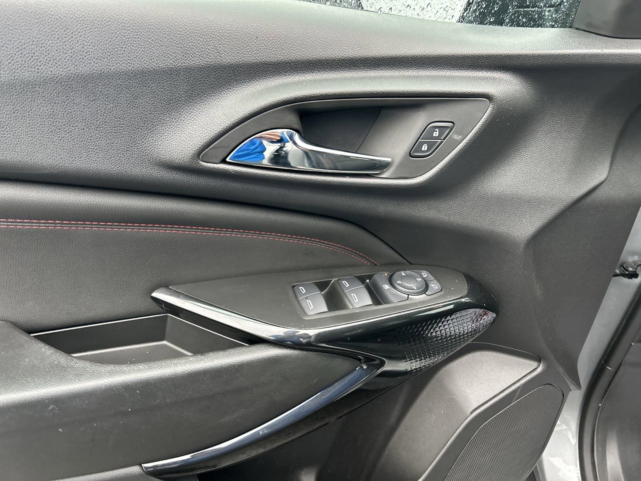 New 2025 Chevrolet Trax RS w/ Sunroof Package FWD image 20