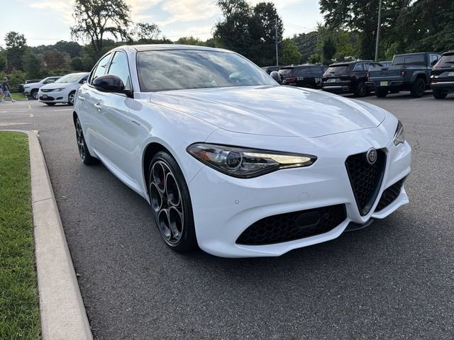 Used 2023 Alfa Romeo Giulia Veloce AWD/4WD image 2
