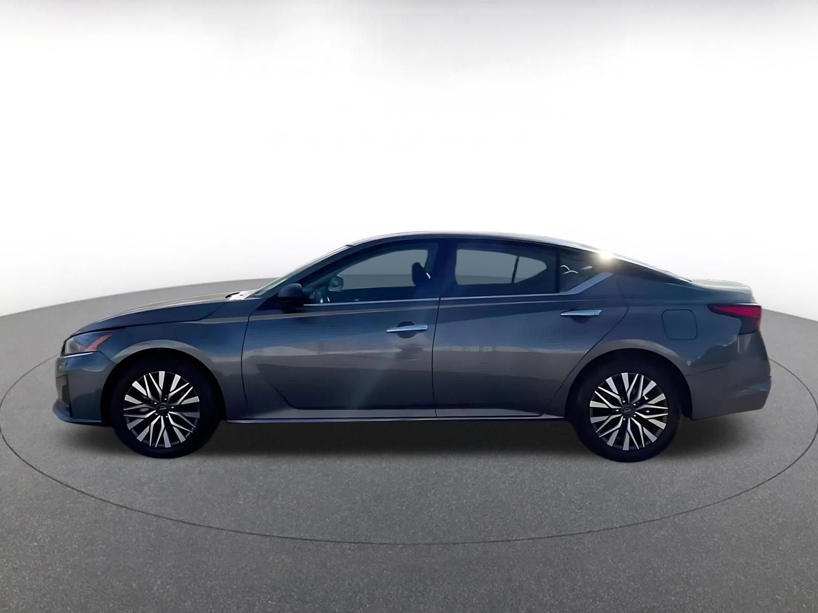 Used 2025 Nissan Altima 2.5 SV image 9