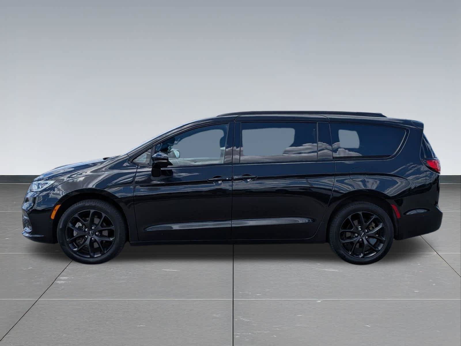 Used 2023 Chrysler Pacifica Limited w/ S Appearance Package AWD/4WD image 3