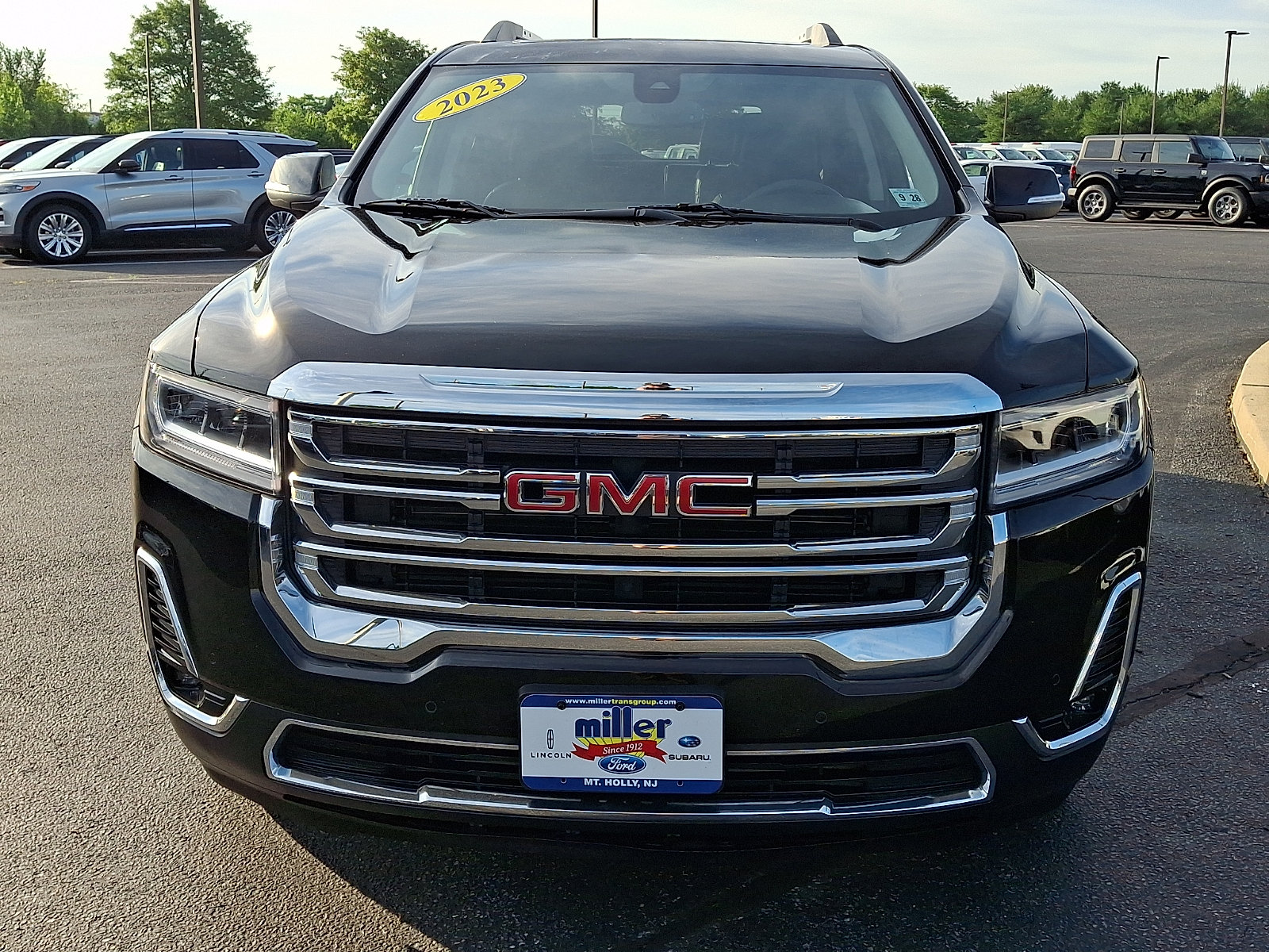 Used 2023 GMC Acadia SLT w/ LPO, Floor Liner Package FWD image 2