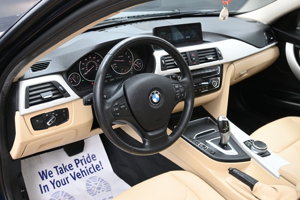 Used 2017 BMW 320i xDrive Sedan AWD/4WD image 12