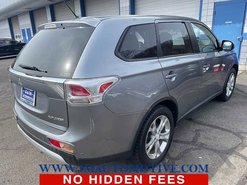 Used 2015 Mitsubishi Outlander SE image 3