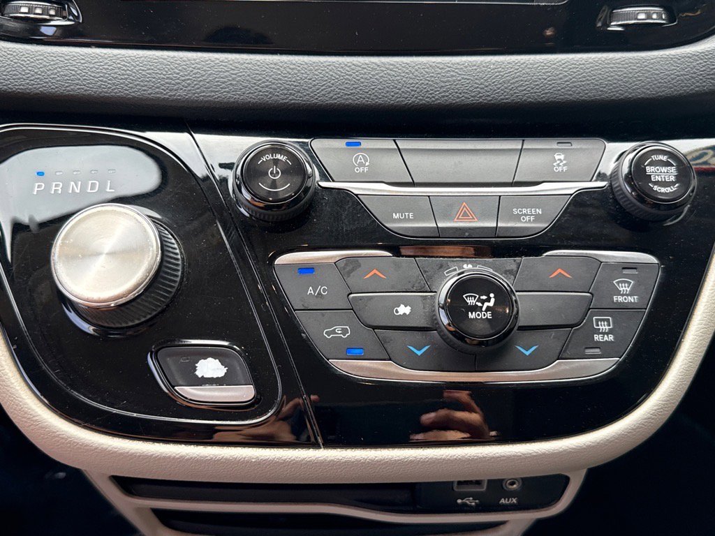 Used 2020 Chrysler Voyager Lxi image 21