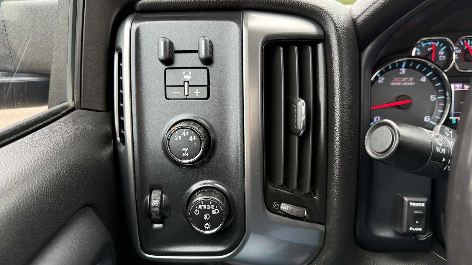 Used 2015 Chevrolet Silverado 3500 LT w/ LT Convenience Package AWD/4WD image 12