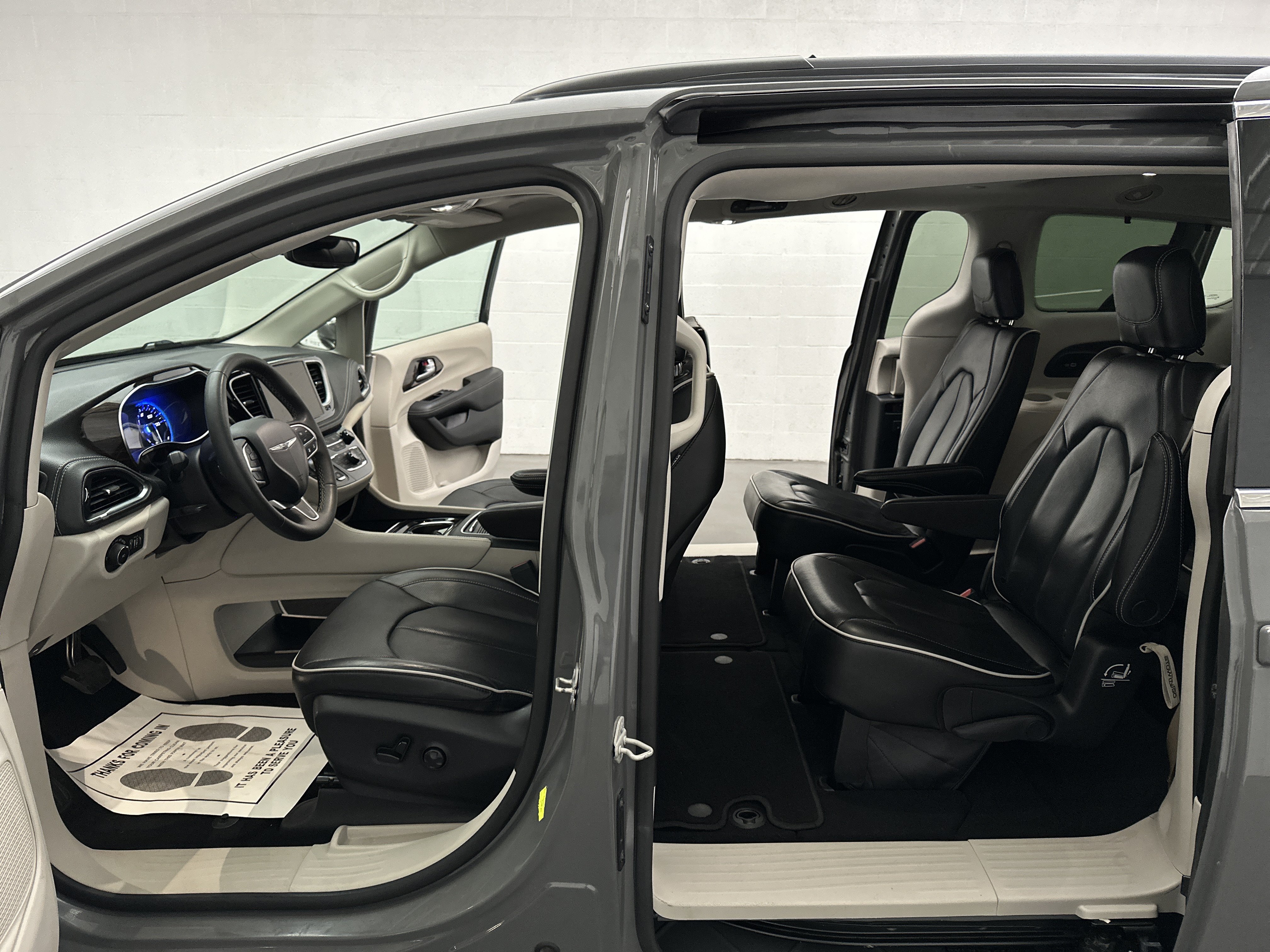 Used 2023 Chrysler Pacifica Limited FWD image 17