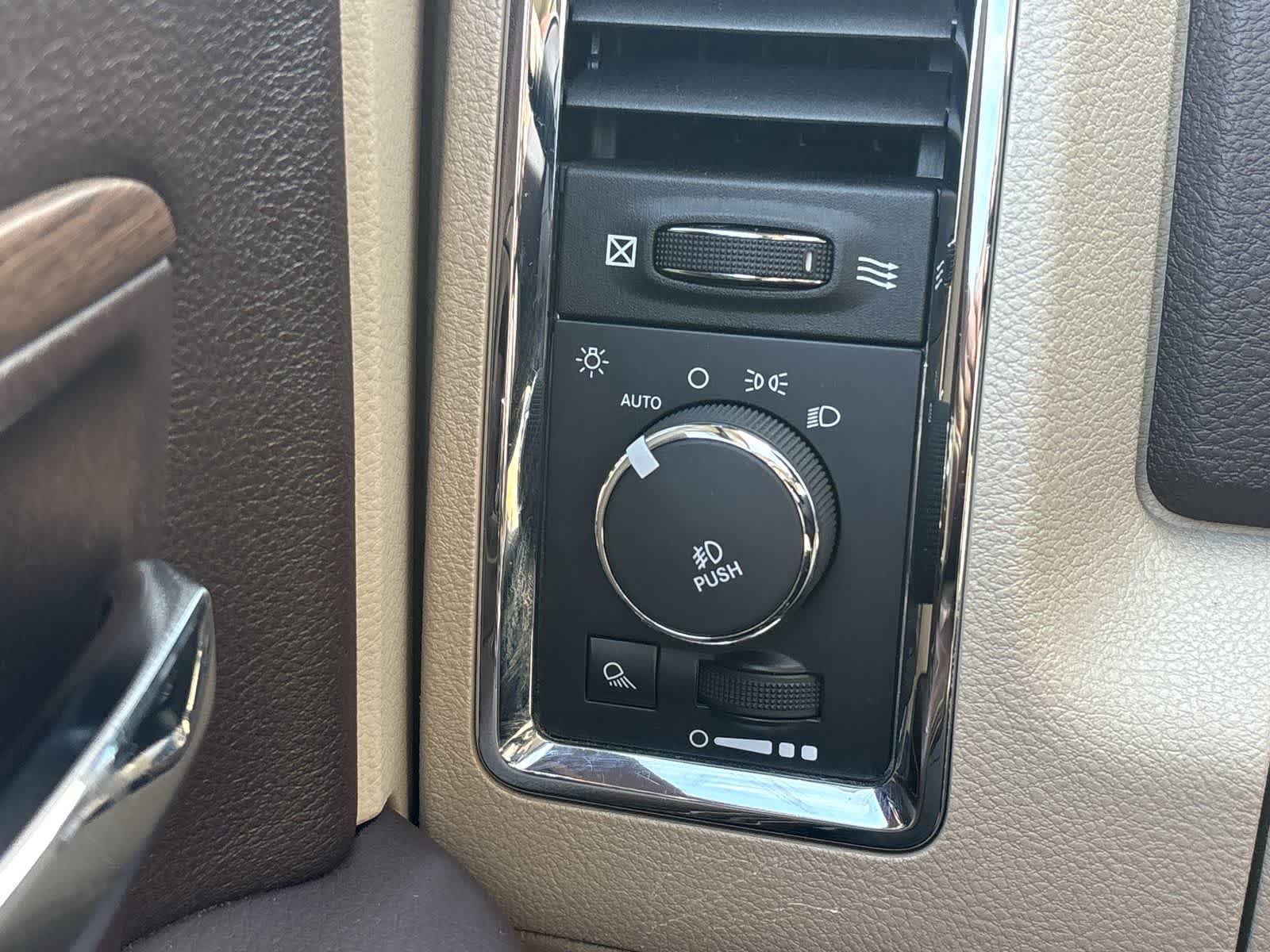 Used 2014 RAM 3500 Laramie w/ Convenience Group AWD/4WD image 16