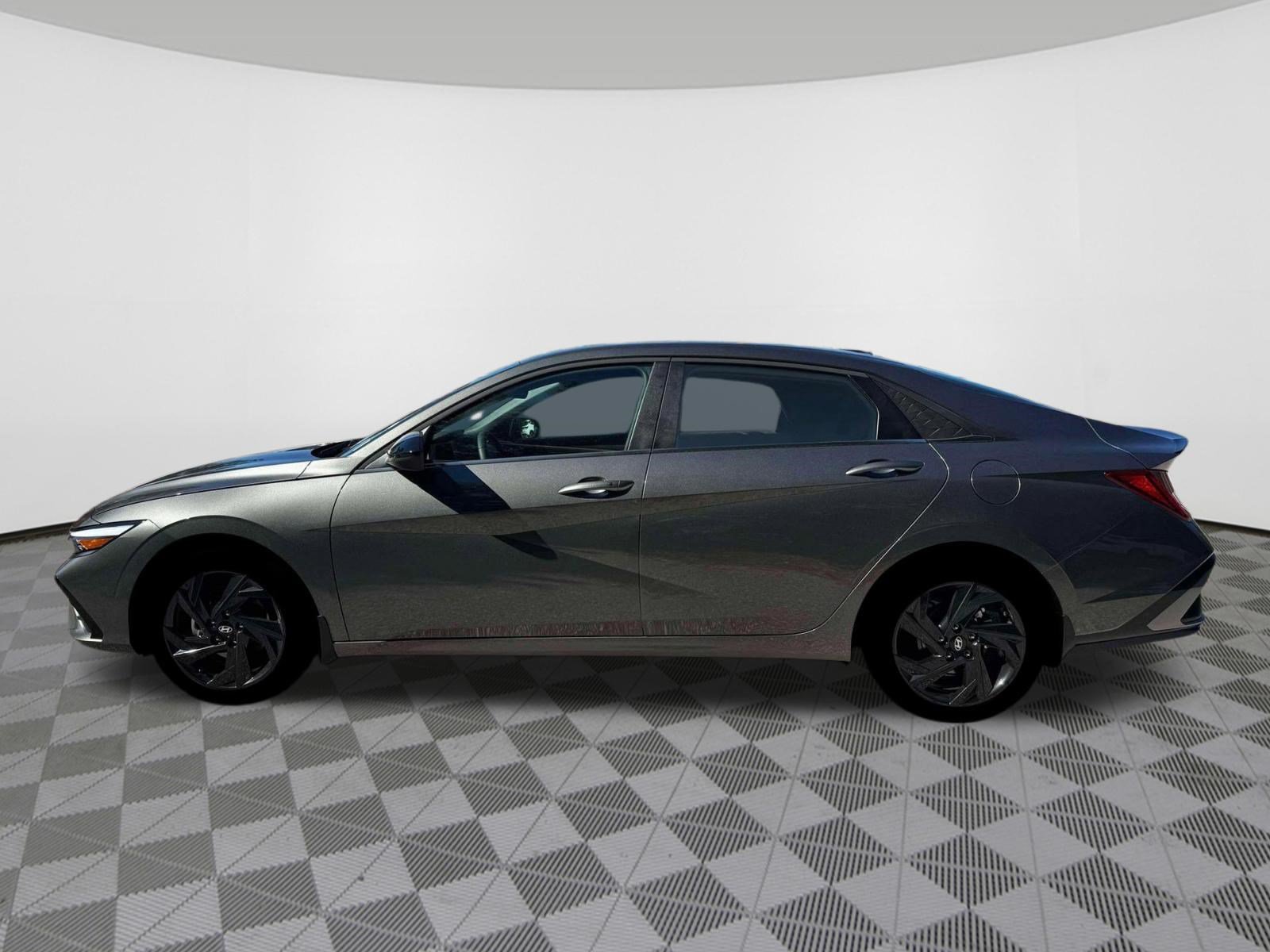 New 2026 Hyundai Elantra SEL Sport FWD image 3