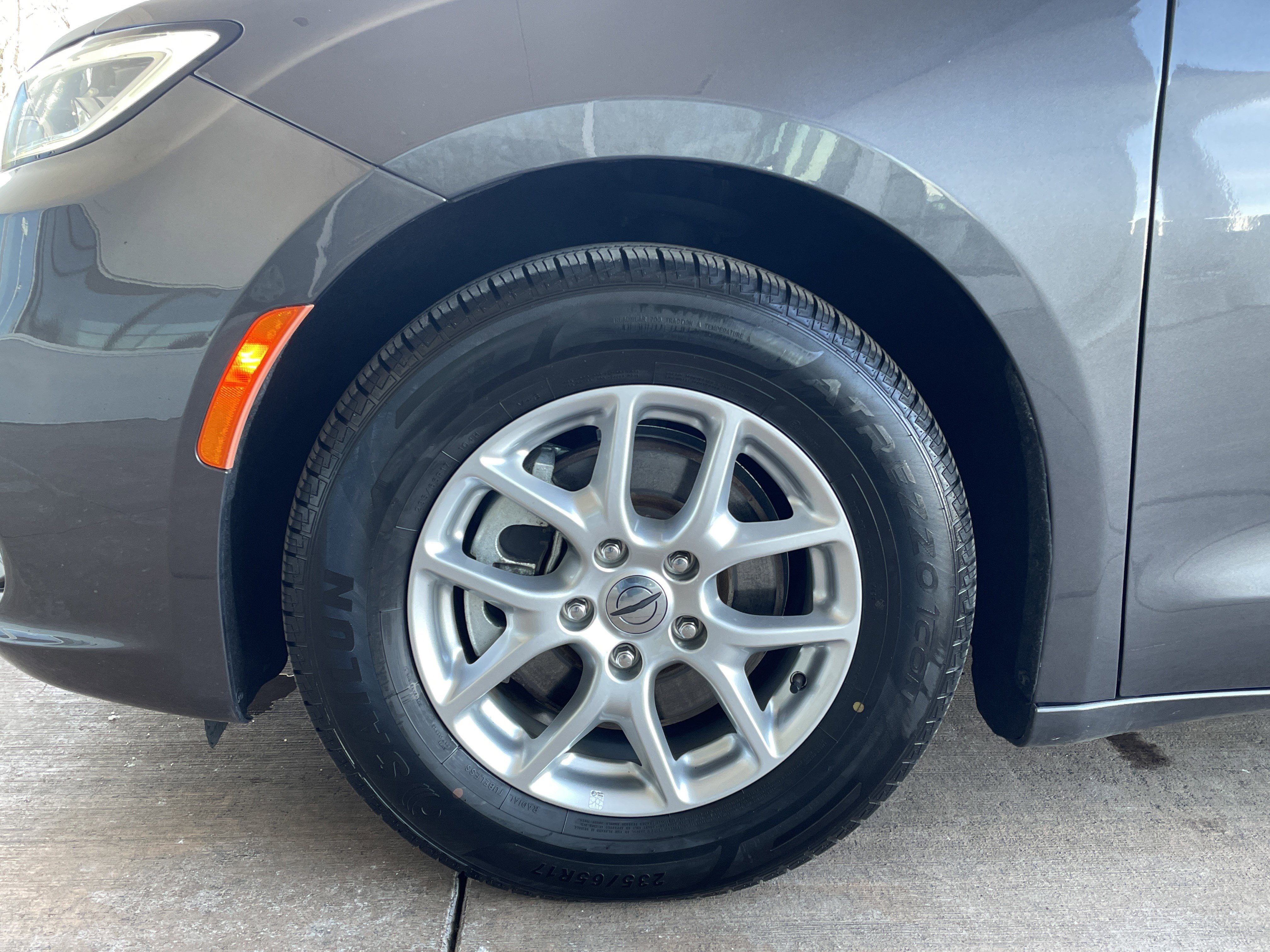 Used 2023 Chrysler Pacifica Touring-L image 26