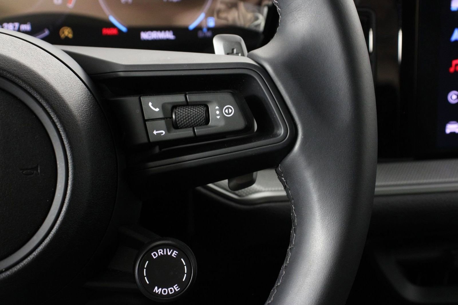 Certified 2025 Porsche Cayenne image 15