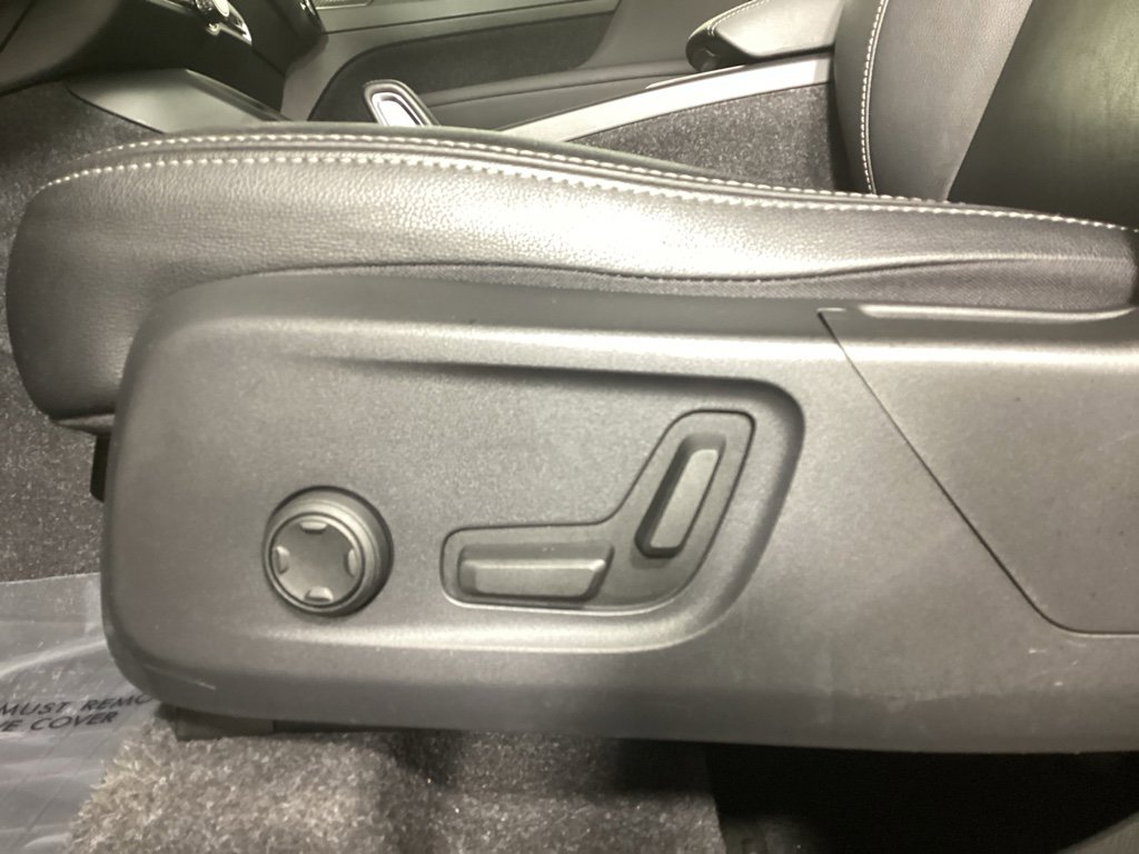 Used 2021 Volvo XC40 T5 Momentum w/ Premium Package image 18