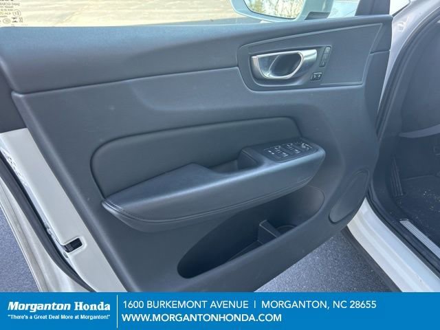 Used 2023 Volvo XC60 B5 Plus image 13