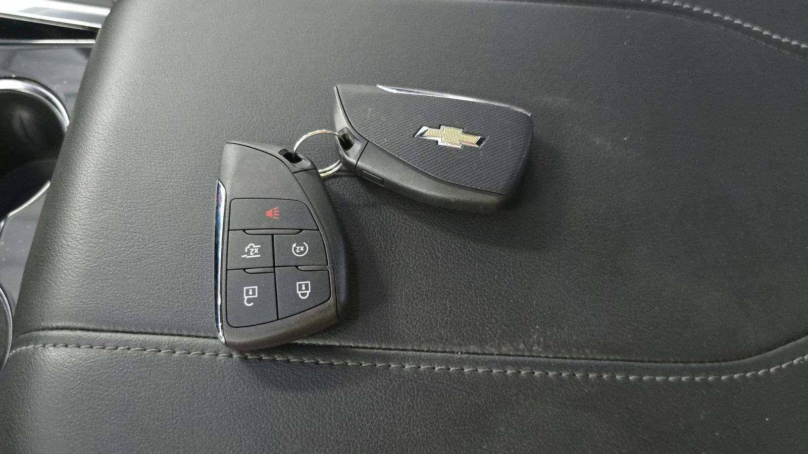 Used 2025 Chevrolet Suburban LS RWD image 9