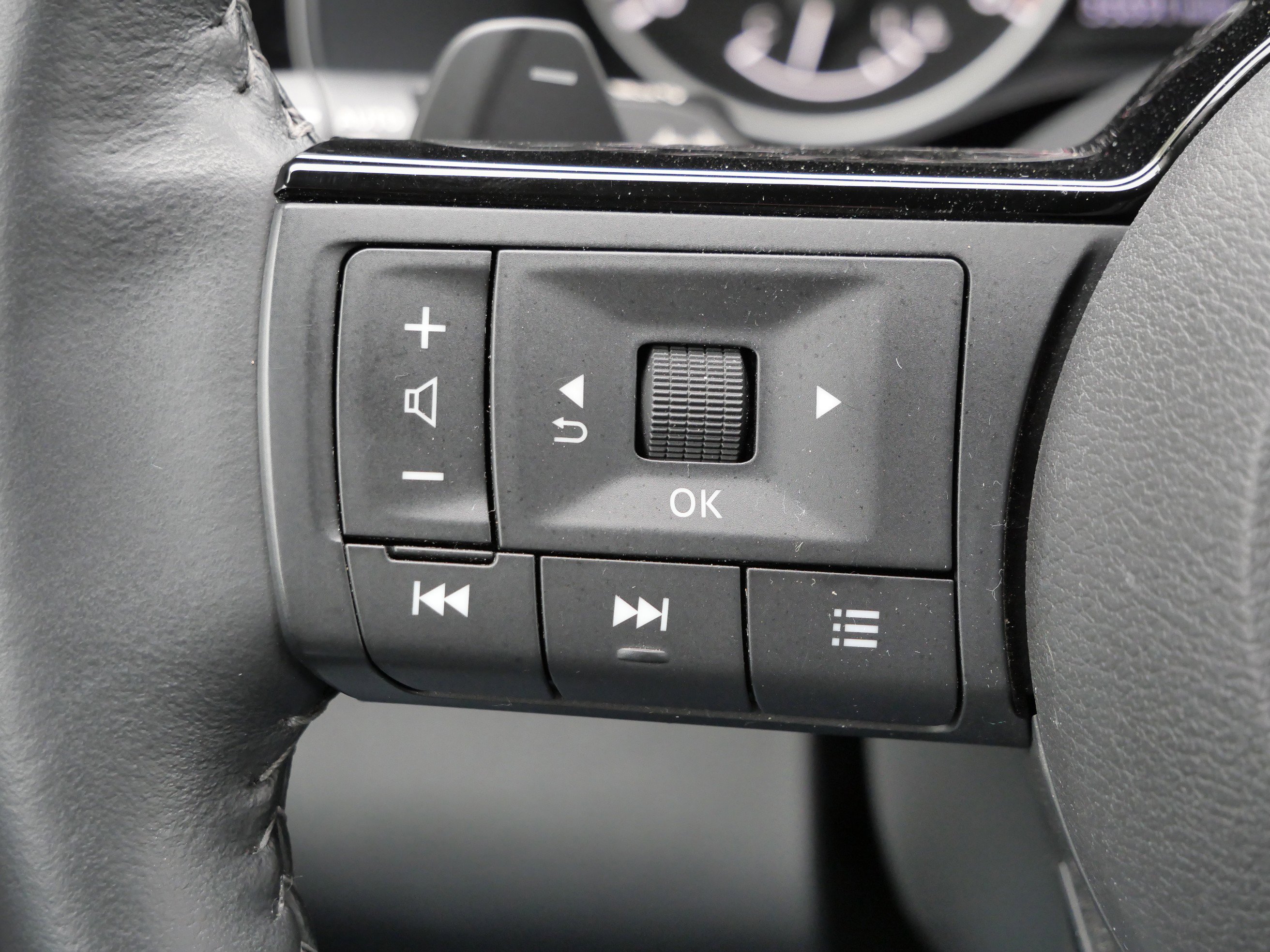 Used 2023 Nissan Pathfinder SL image 25