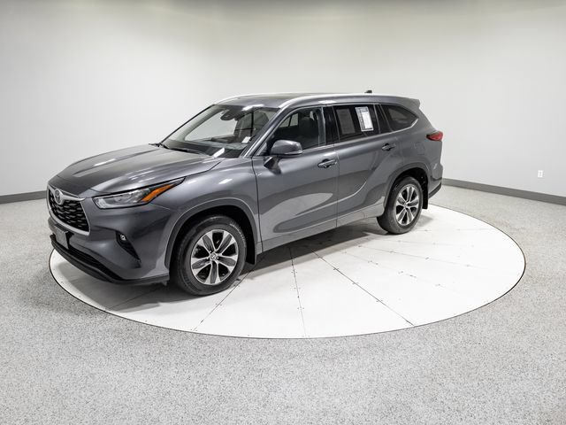 Used 2022 Toyota Highlander XLE AWD/4WD image 36