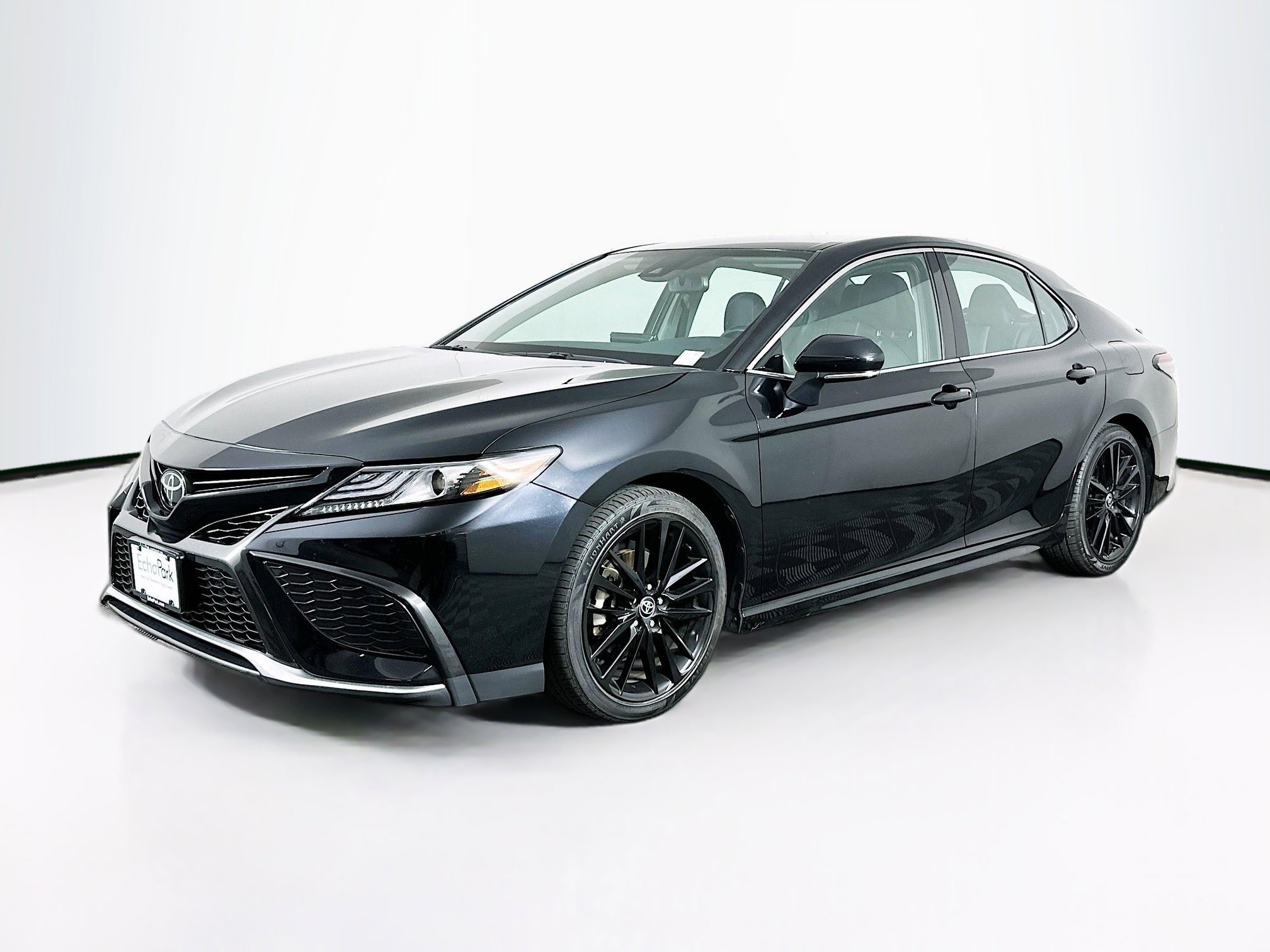 Used 2023 Toyota Camry XSE FWD image 3