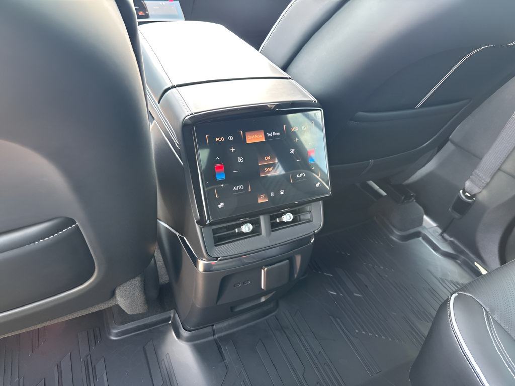Used 2026 Cadillac Vistiq Platinum w/ LPO, Floor Liner Package AWD/4WD image 33