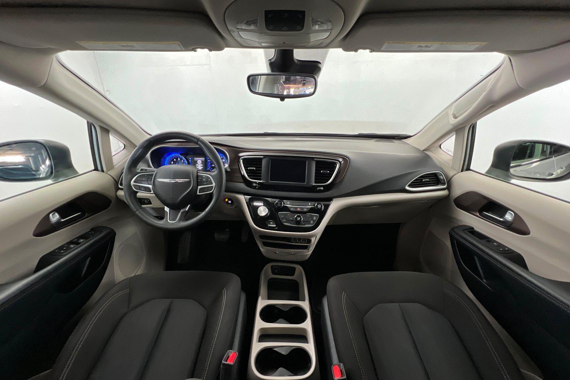 Certified 2023 Chrysler Voyager LX FWD image 9