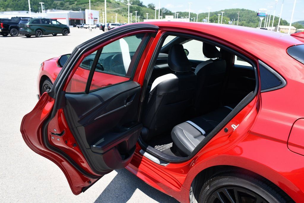 Used 2025 Toyota Camry SE image 9