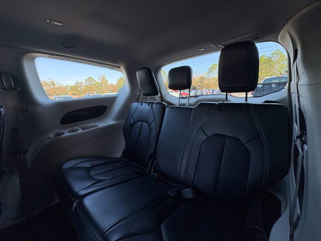 Used 2024 Chrysler Pacifica Touring-L image 5