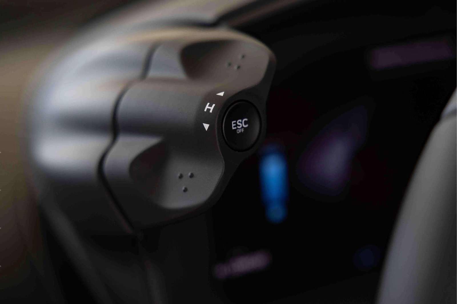 Used 2025 McLaren Artura Spider image 12