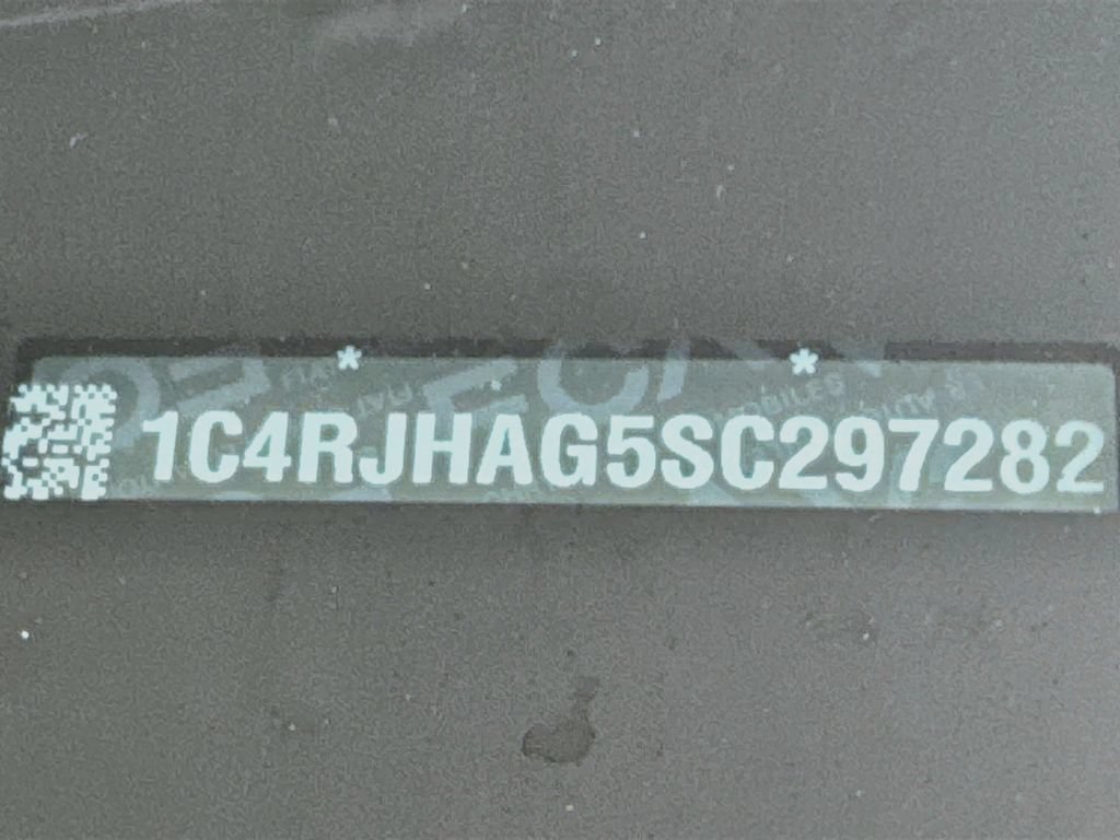 Certified 2025 Jeep Grand Cherokee Altitude AWD/4WD image 29