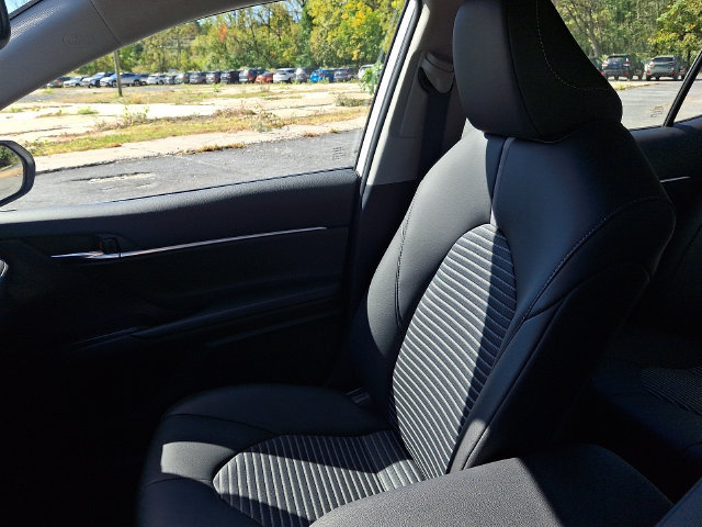 Used 2023 Toyota Camry SE w/ Cold Weather Package FWD image 31
